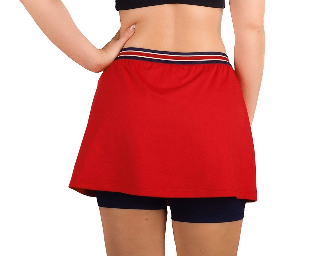 Falda roja con pantalón corto interior azul