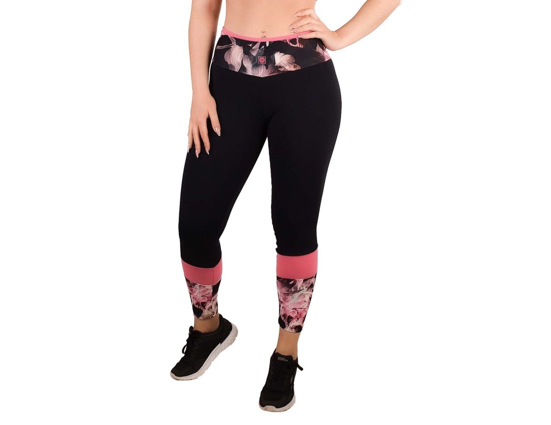 Legging desportivo para mulher de cintura subida com combinação de diferentes materiais.