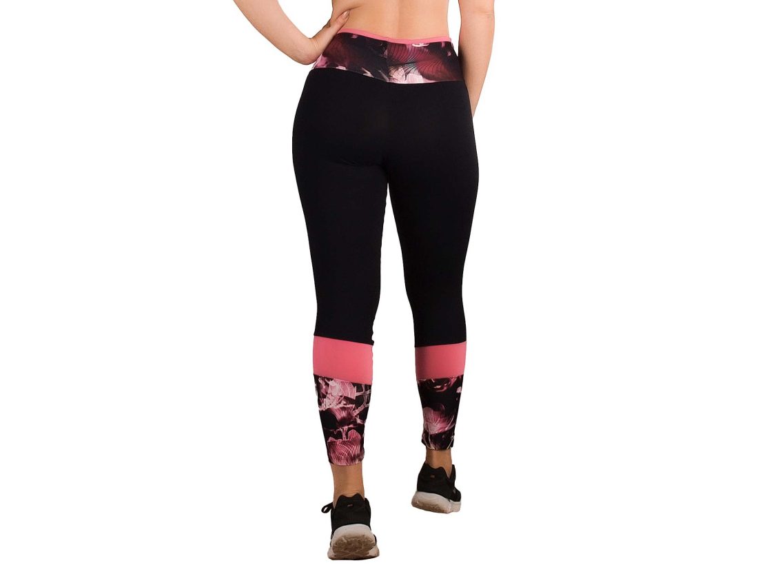 Legging desportivo para mulher de cintura subida com combinação de diferentes materiais.