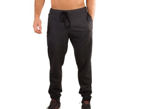 Calça desportiva com bolsos e fecho.